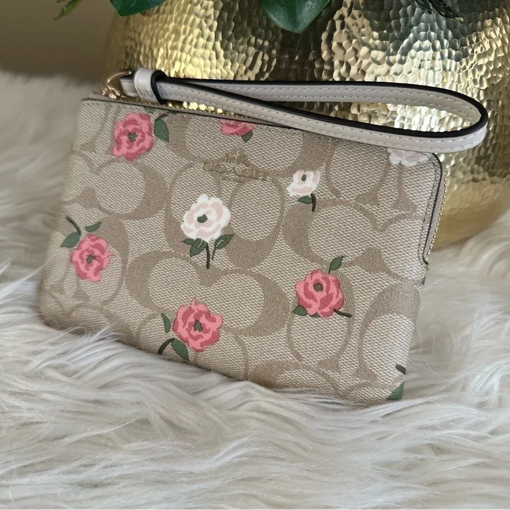 Corner Zip Wristlet In Signature Canvas With Floral Print
